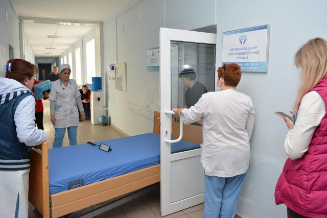 Fünf ukrainische Krankenhausmitarbeiterinnen beim Verteilen der Betten auf die Krankenzimmer. 