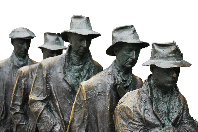 Eine Bronze-Skulptur zeigt arbeitslose Menschen, die während der Weltwirtschaftskrise in den 1920er-Jahren in einer Warteschlange vor dem Arbeitsamt anstehen.