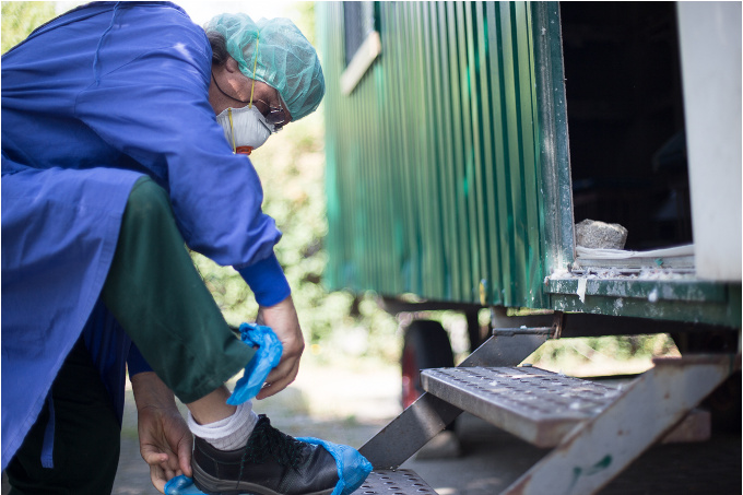 Vorbereitung für die wöchentlichen Reinigungsmaßnahmen in einem zum Taubenschlag umgebauten Bauwagen der gemeinnützigen C.U.B.A. GmbH.